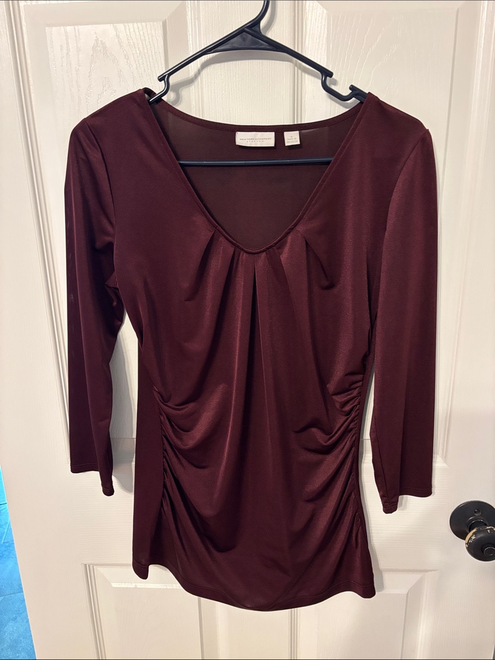 New York and co Women's V-Neck Ruched Long Sleeve Top - Burgundy
